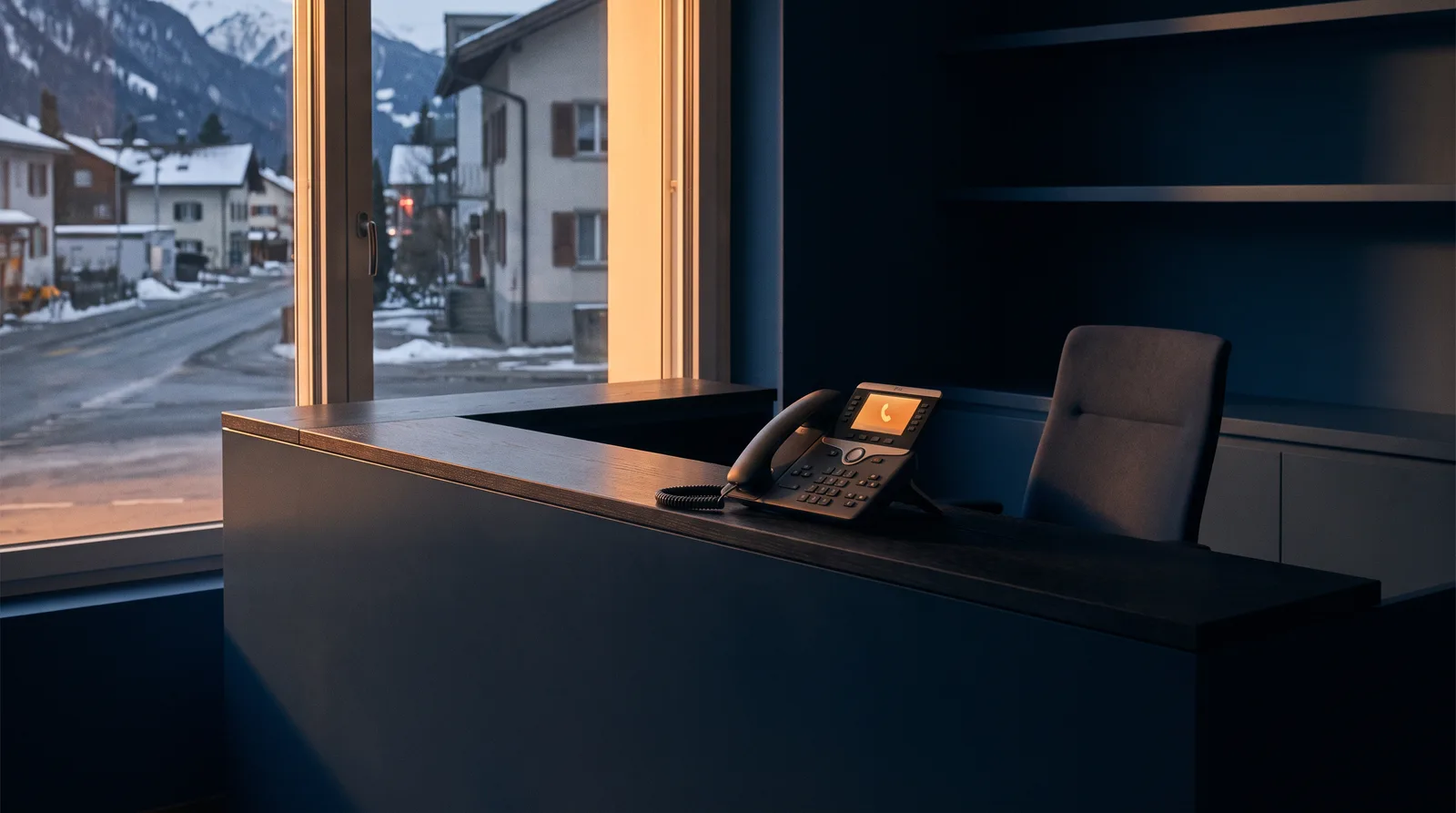 Leerer Empfangstresen in einem Schweizer KMU, das Telefon klingelt unbeantwortet